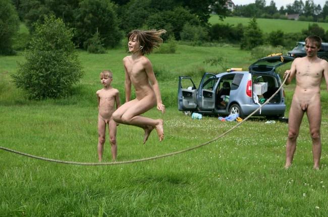 Family nudism gallery photo Purenudism pictures [Leisure Game Outdoor] (natirist beauty)