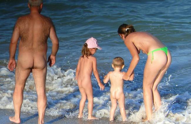 Family nudism photo - [Summer vacation naked] (natirist beauty)