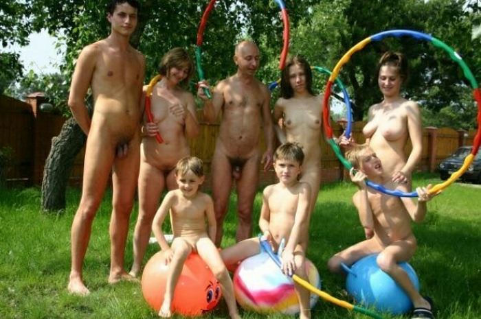 Family photo archive nudism at the summer cottage (natirist beauty)